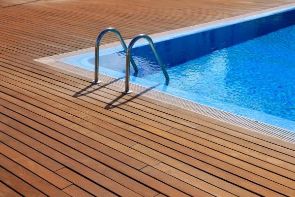 Installer une piscine sur mesure avec Prestige Paysages